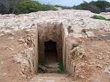 Makronissos,vchod do hrobky,hroby,Kypr,Cyprus